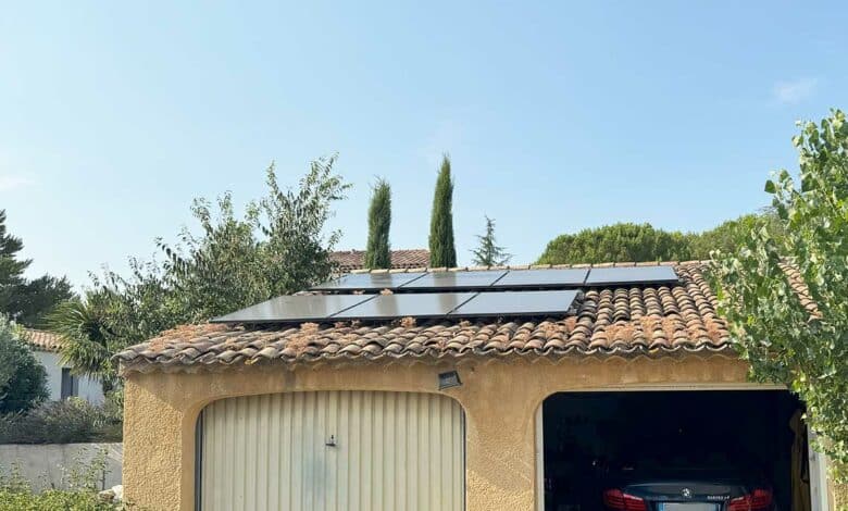 Des panneaux solaires sur une toiture.