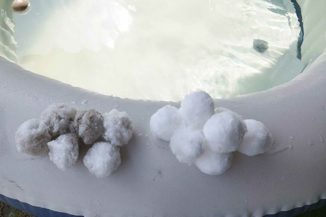 Des boules de coton sur le bord du spa.