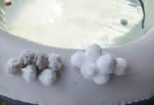 Des boules de coton sur le bord du spa.