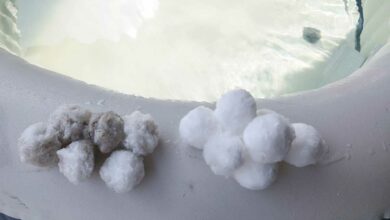 Des boules de coton sur le bord du spa.