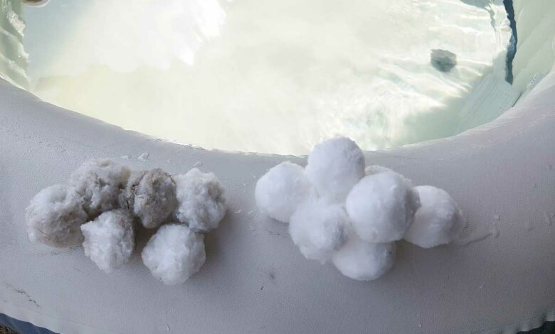Des boules de coton sur le bord du spa.