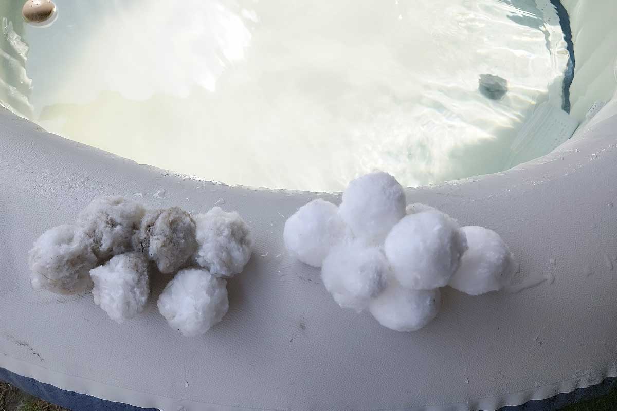 Des boules de coton sur le bord du spa.