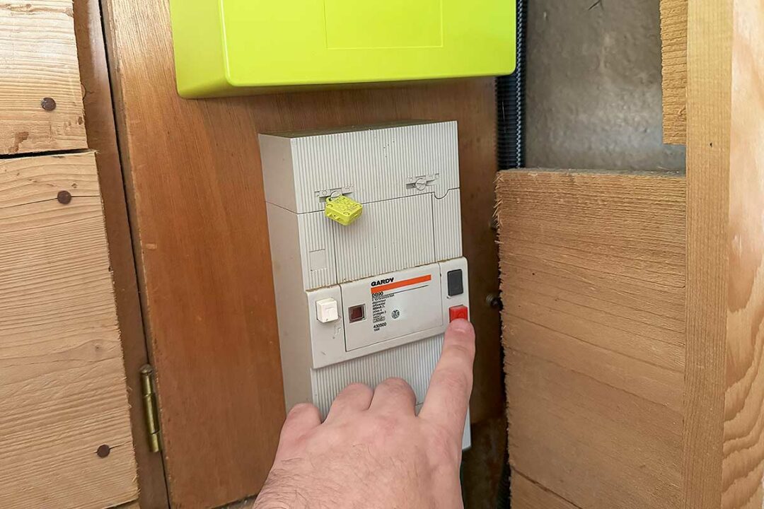 Coupure de l'électricité au compteur.