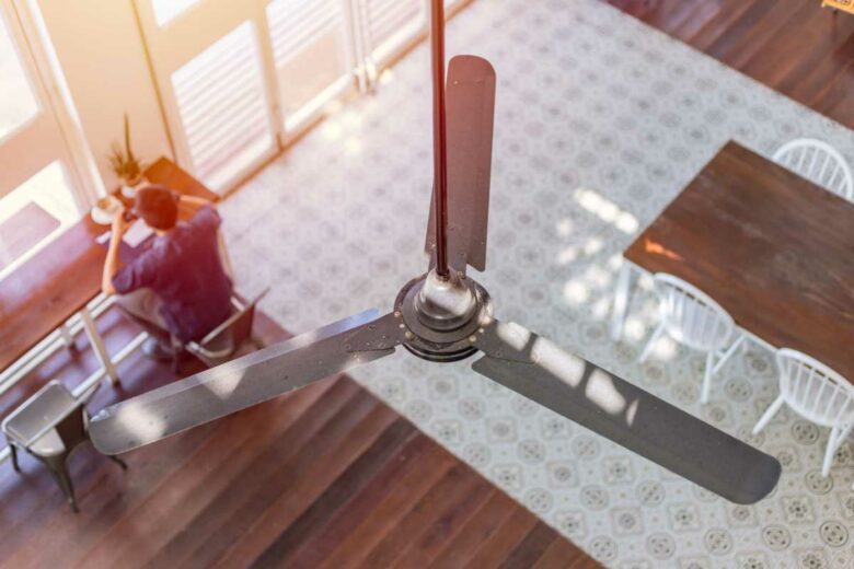 Un ventilateur de plafond dans une grande pièce.