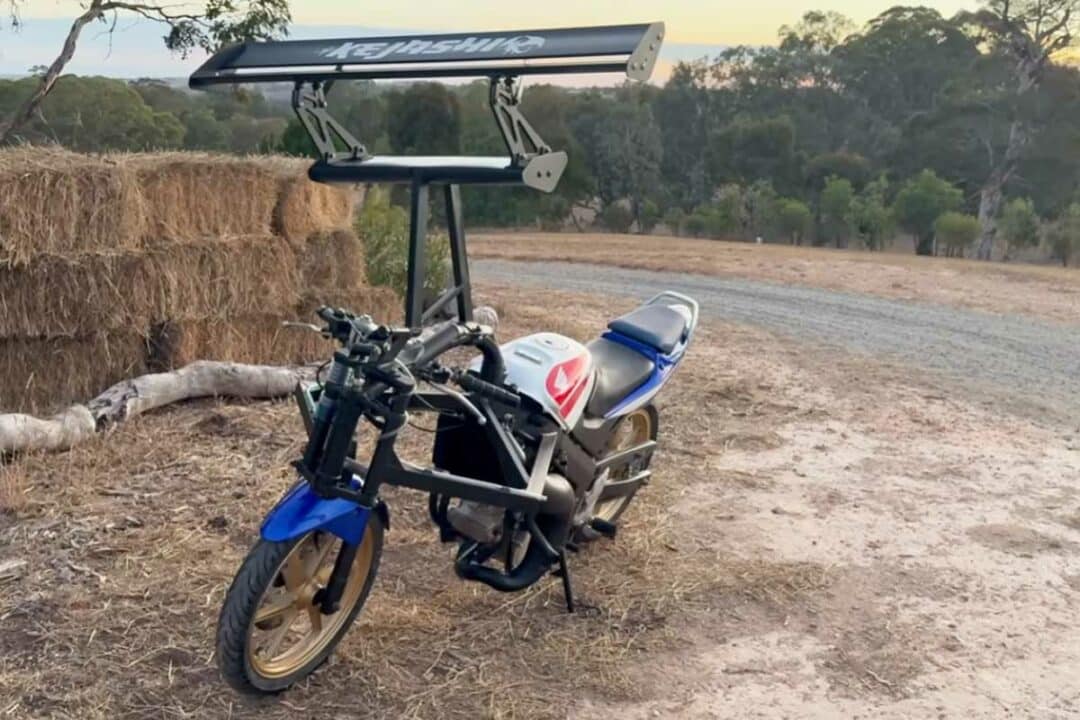 Une moto dotée d'un aileron.