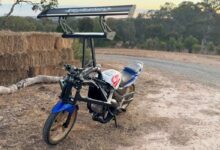 Une moto dotée d'un aileron.