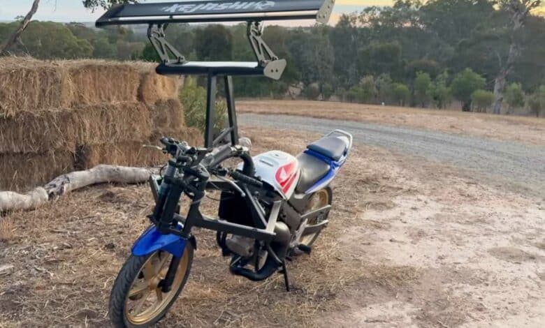 Une moto dotée d'un aileron.