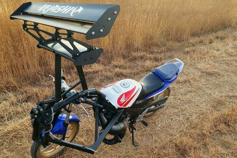 Un aileron qui reste parallèle au sol lors des virages inclinés en moto.