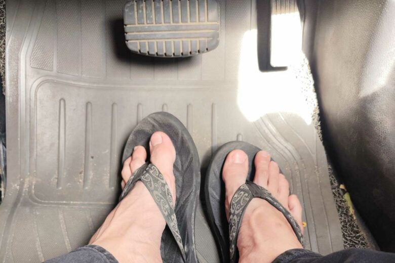 Des tongs au poste de conduite.