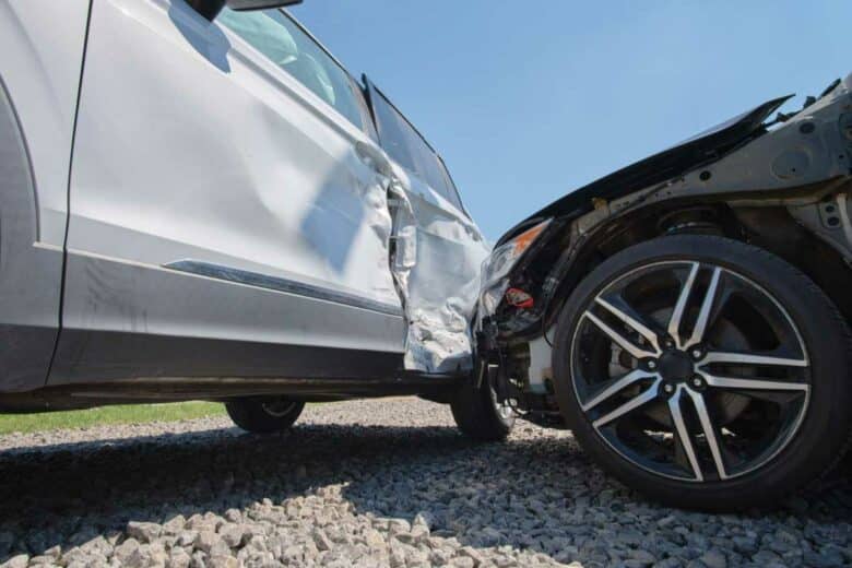 Deux voitures accidentées.