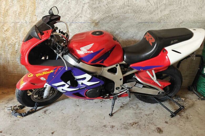 Une moto sportive à l'arrêt.