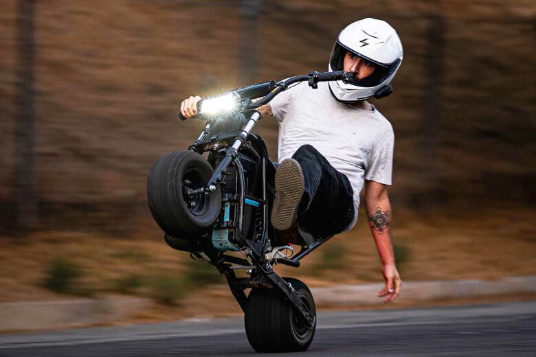 Une moto électrique pour faire des wheeling.