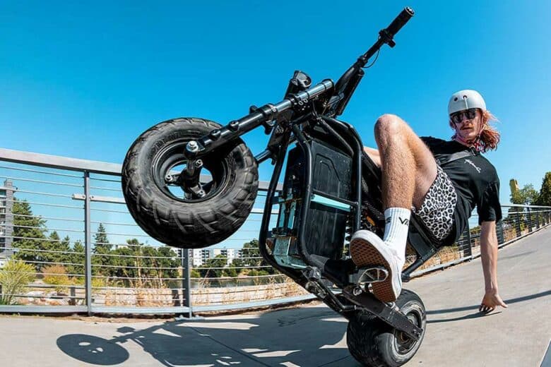 Une roue arrière en moto.