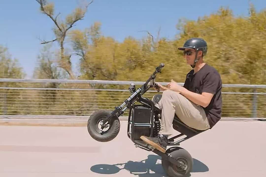 Le dirigeant de Wheelie Fun Bike sur une de ses motos.