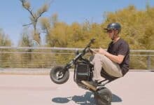 Le dirigeant de Wheelie Fun Bike sur une de ses motos.