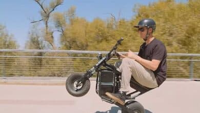 Le dirigeant de Wheelie Fun Bike sur une de ses motos.