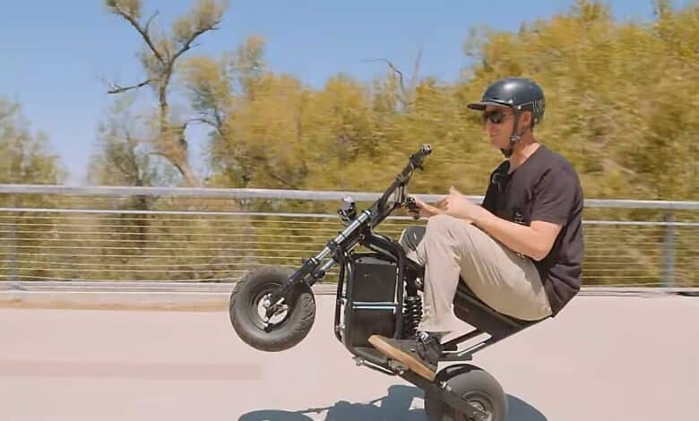 Le dirigeant de Wheelie Fun Bike sur une de ses motos.