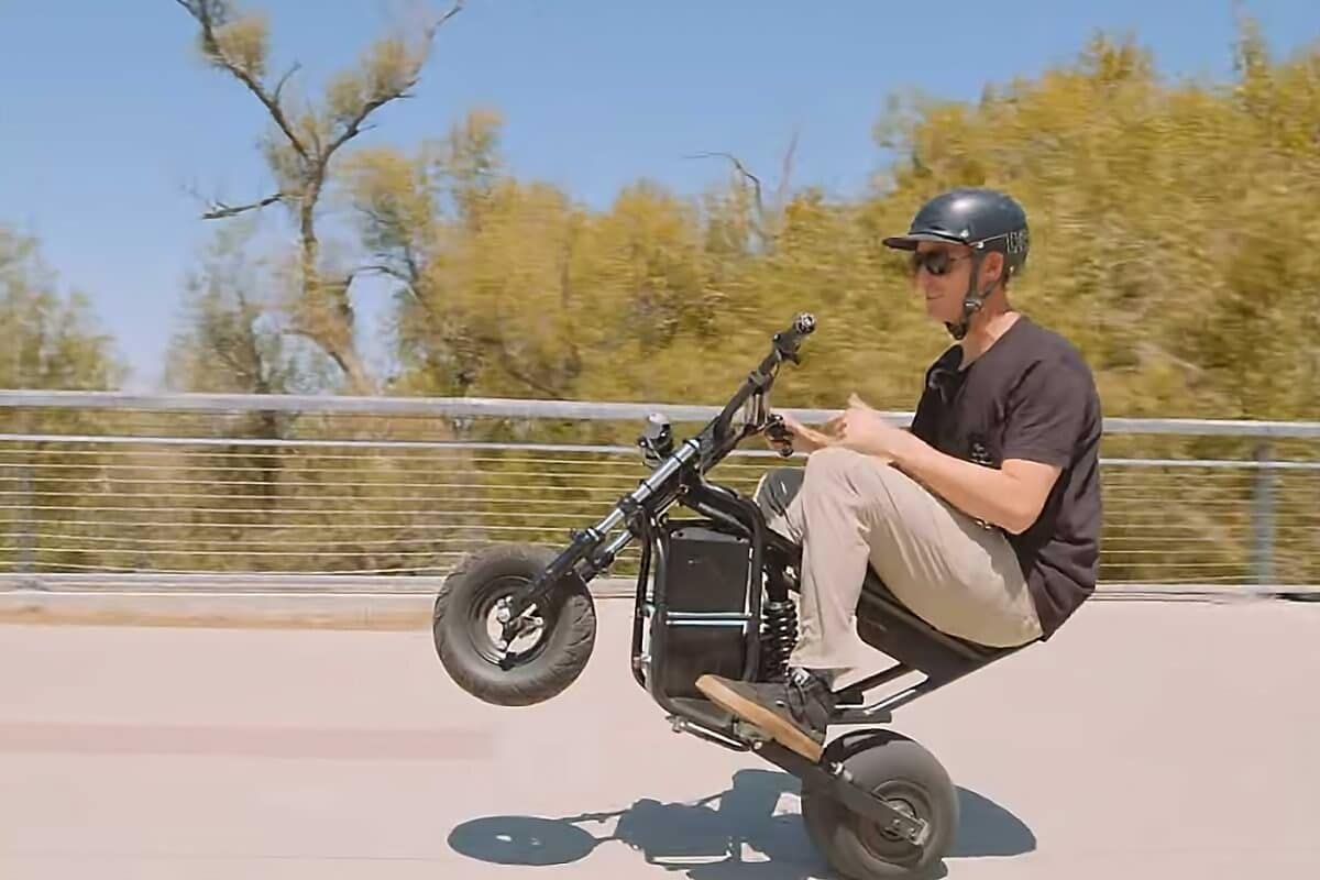 Le dirigeant de Wheelie Fun Bike sur une de ses motos.
