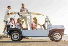 Une voiturette électrique au charme rétro.