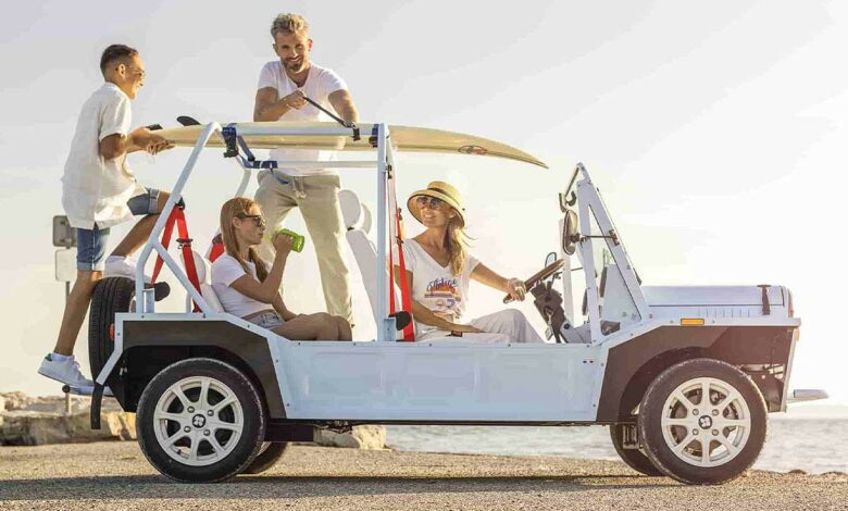 Une voiturette électrique au charme rétro.