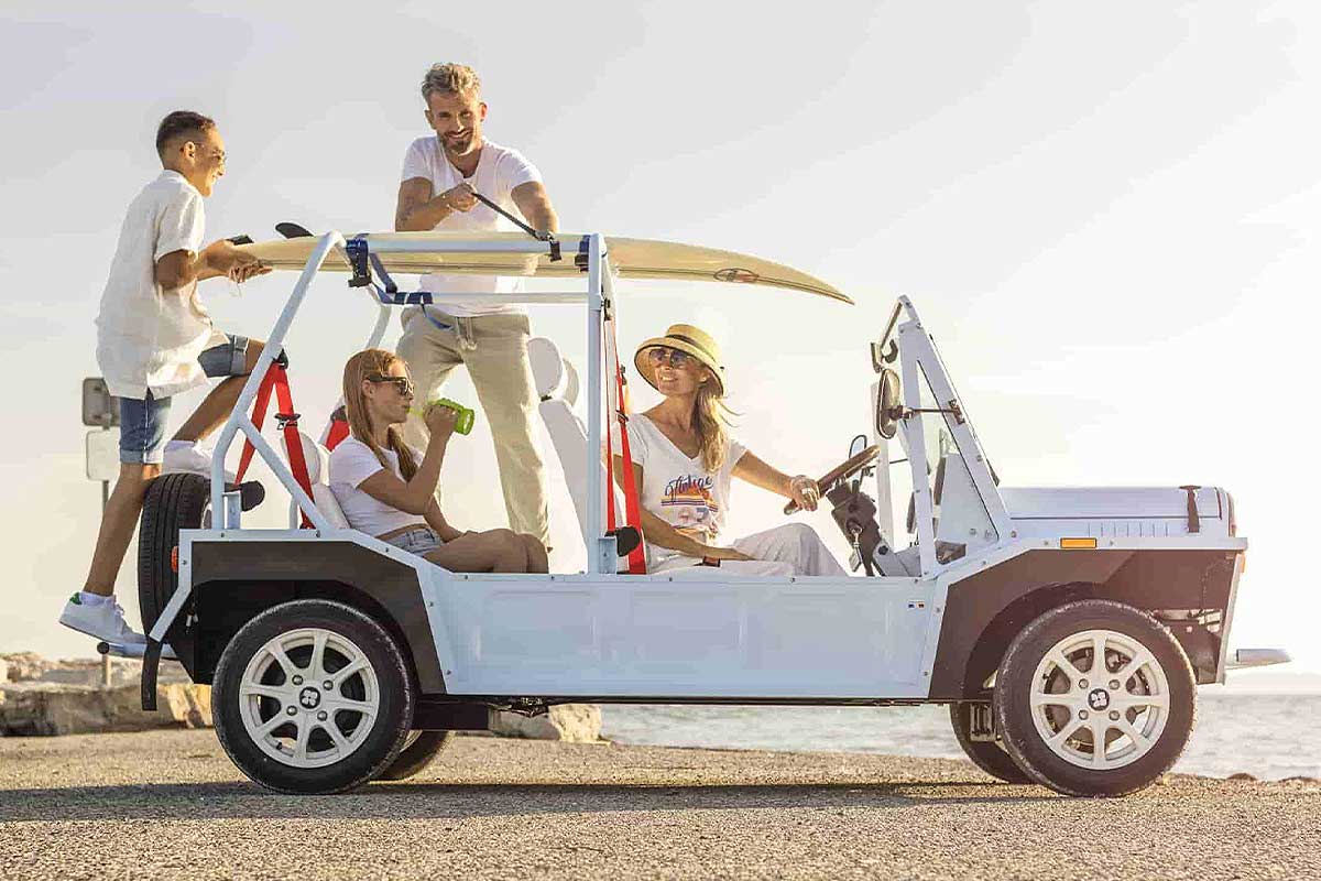 Une voiturette électrique au charme rétro.
