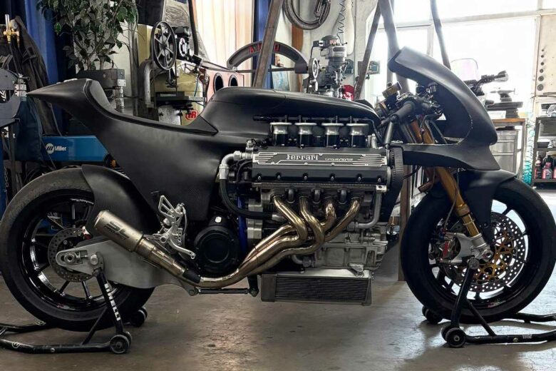 Une moto avec un moteur de Ferrari.