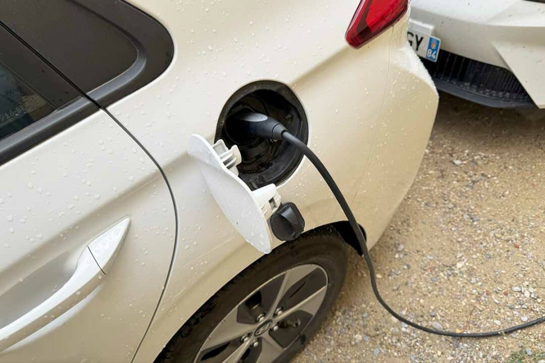 Un véhicule électrique en chargement.