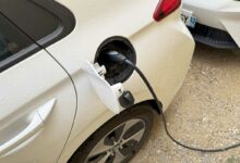 Un véhicule électrique en chargement.