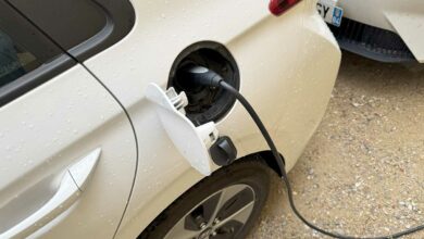 Un véhicule électrique en chargement.
