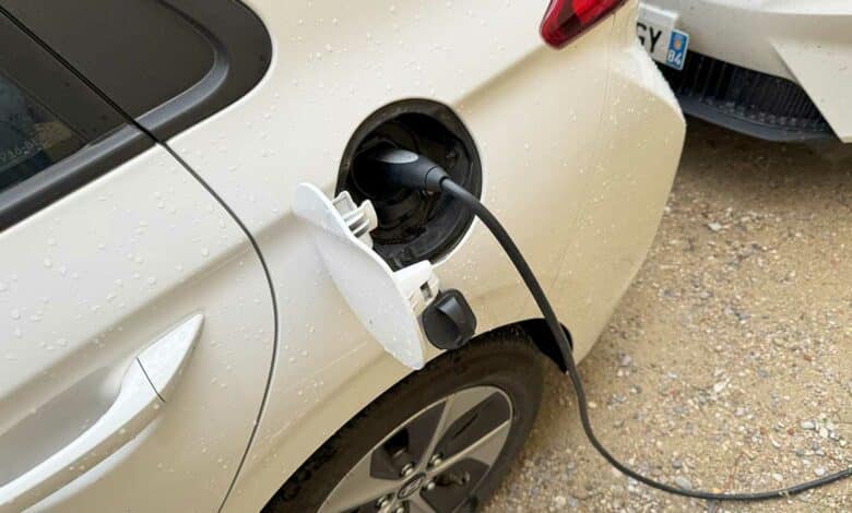 Un véhicule électrique en chargement.