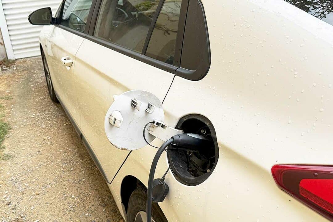 Une voiture qui recharge.