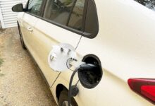 Une voiture qui recharge.