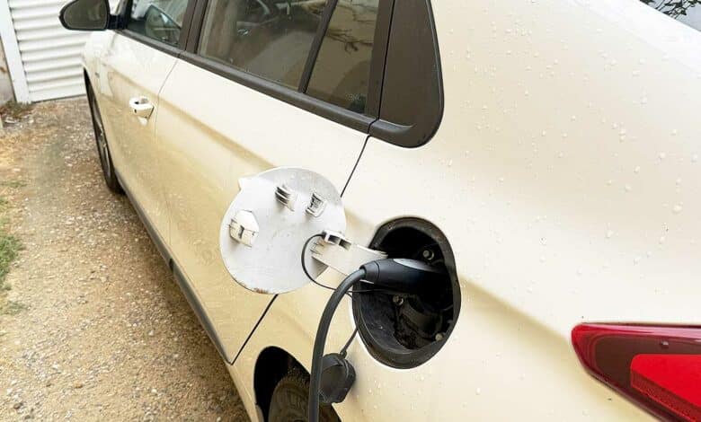 Une voiture qui recharge.