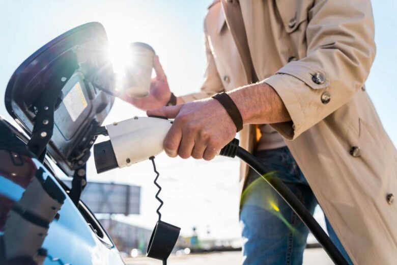 Un homme recharge une voiture.