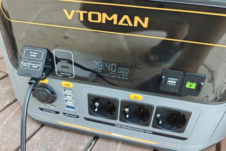 Un écran peu visible en extérieur.
