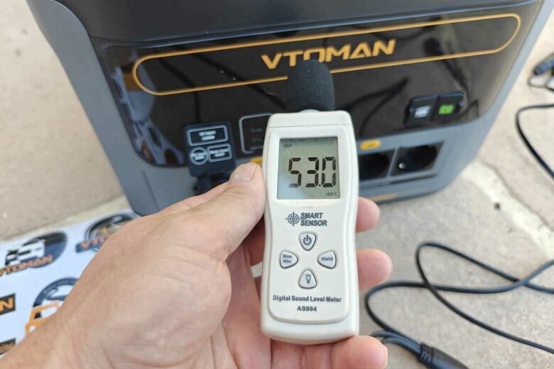 Elle ne dépasse pas les 60 dB.