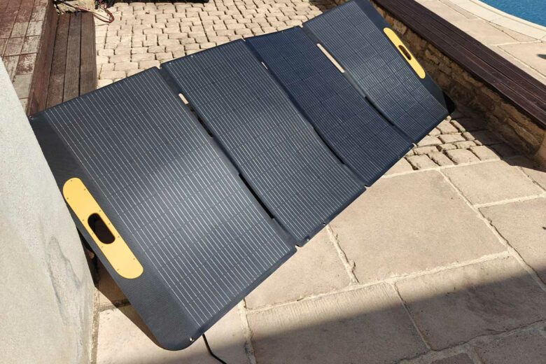 Le panneau solaire fournit par la marque.