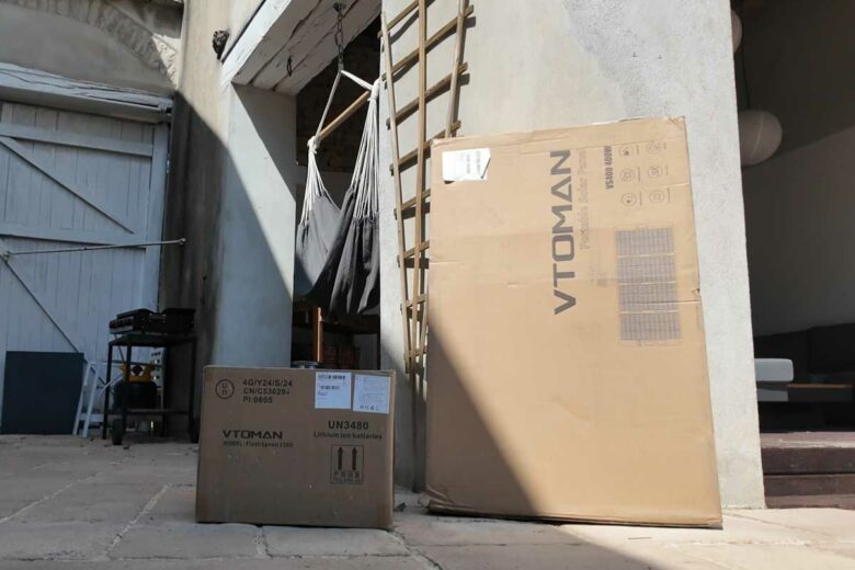 Les cartons d'emballage.