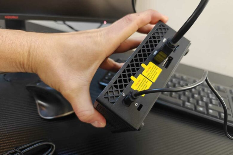 Un mini PC avec de nombreux ports.