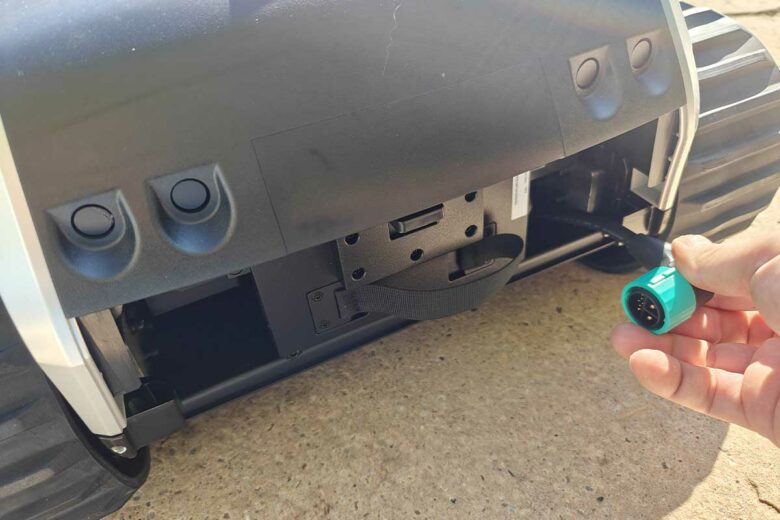 Le branchement de la batterie.