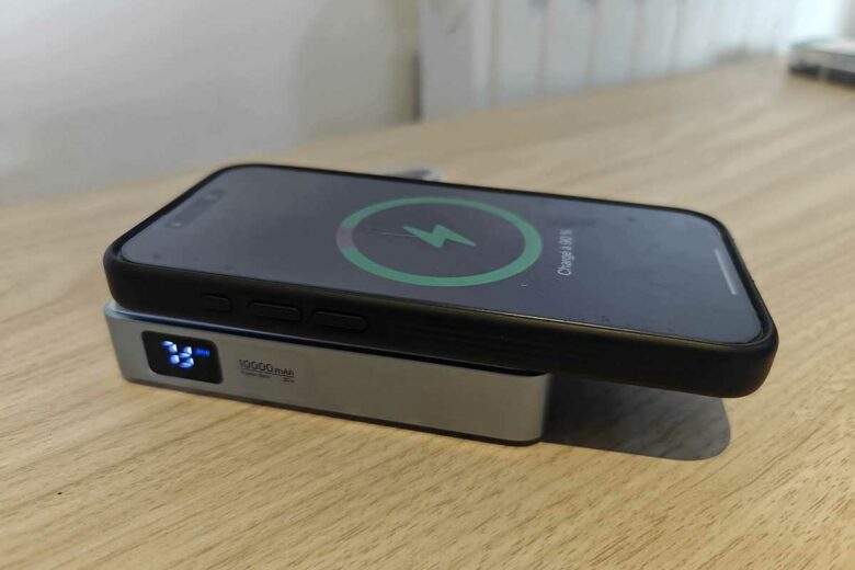 Une batterie de recharge sans fil compatible MagSafe.