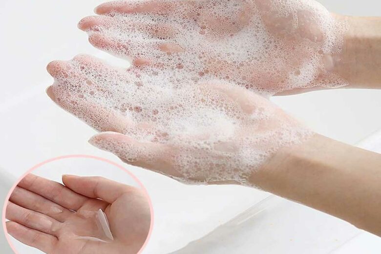 Lavage de mains avec une feuille de savon.