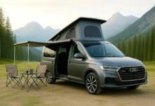 Audi Vanlife en pleine nature Stationné face aux montagnes, l’Audi Van Concept déploie son auvent pour une pause confort au grand air.
