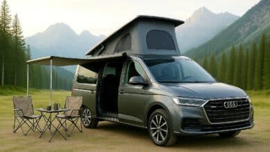 Audi Vanlife en pleine nature Stationné face aux montagnes, l’Audi Van Concept déploie son auvent pour une pause confort au grand air.