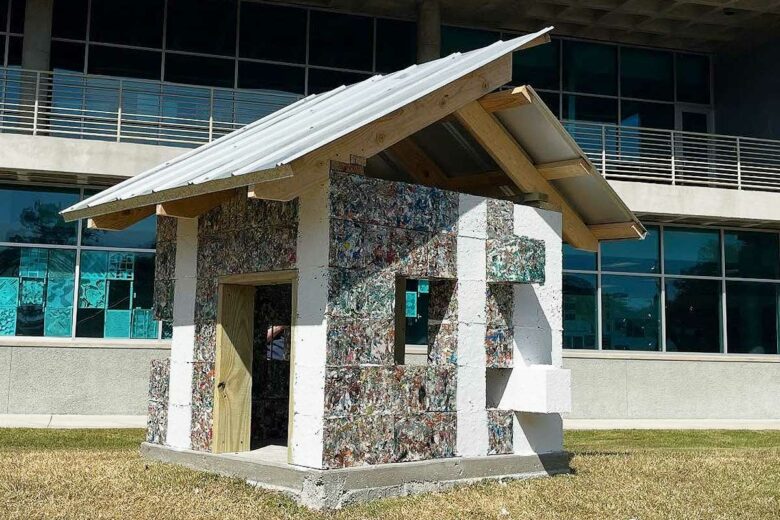 Un logement temporaire fabriqué à partir de briques en plastique recyclé.