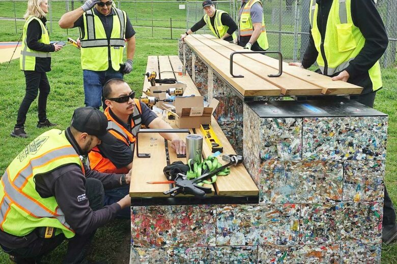 Des gradins en brique plastique.