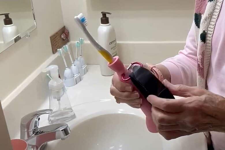 Une brosse à dents qui réduit les tremblements.