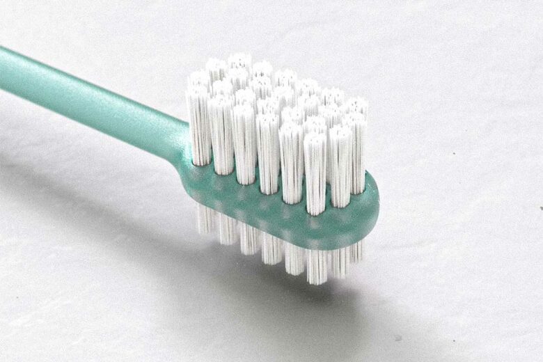 Une tête de brosse à dents double.