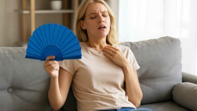 Une femme qui a très chaud.