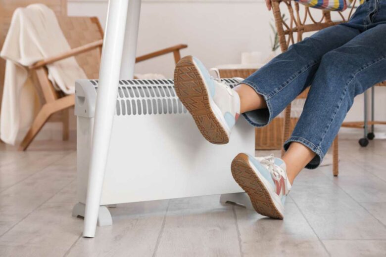 Un radiateur électrique sous le bureau.